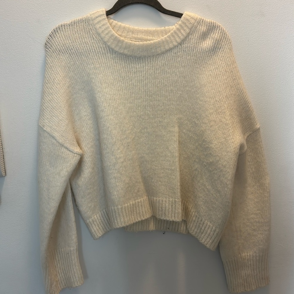White / cream Abercrombie and fitch sweater